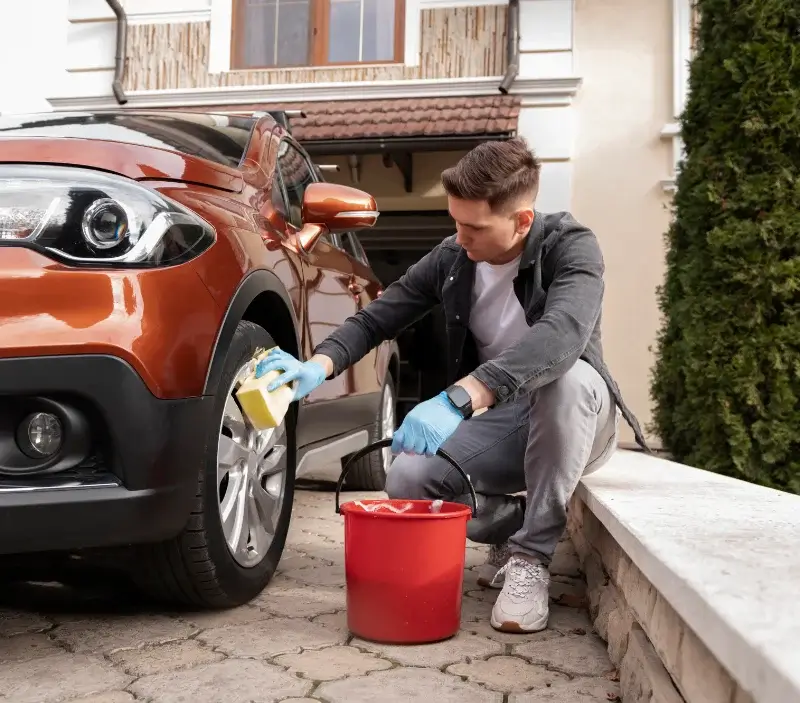 Lavage auto à domicile Poliénas : professionnel intervenant sur un véhicule